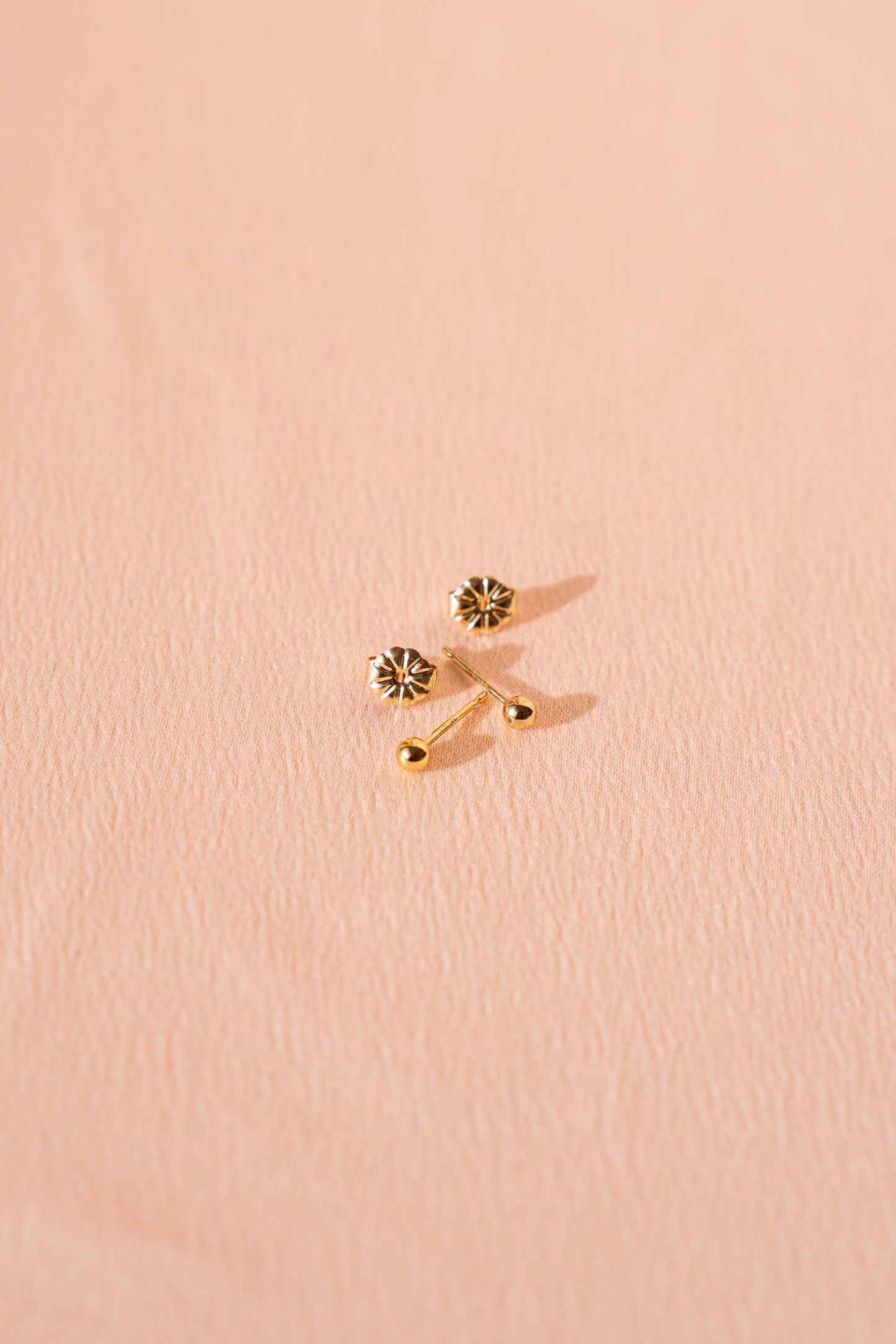 Une paire de puces d'oreilles rondes