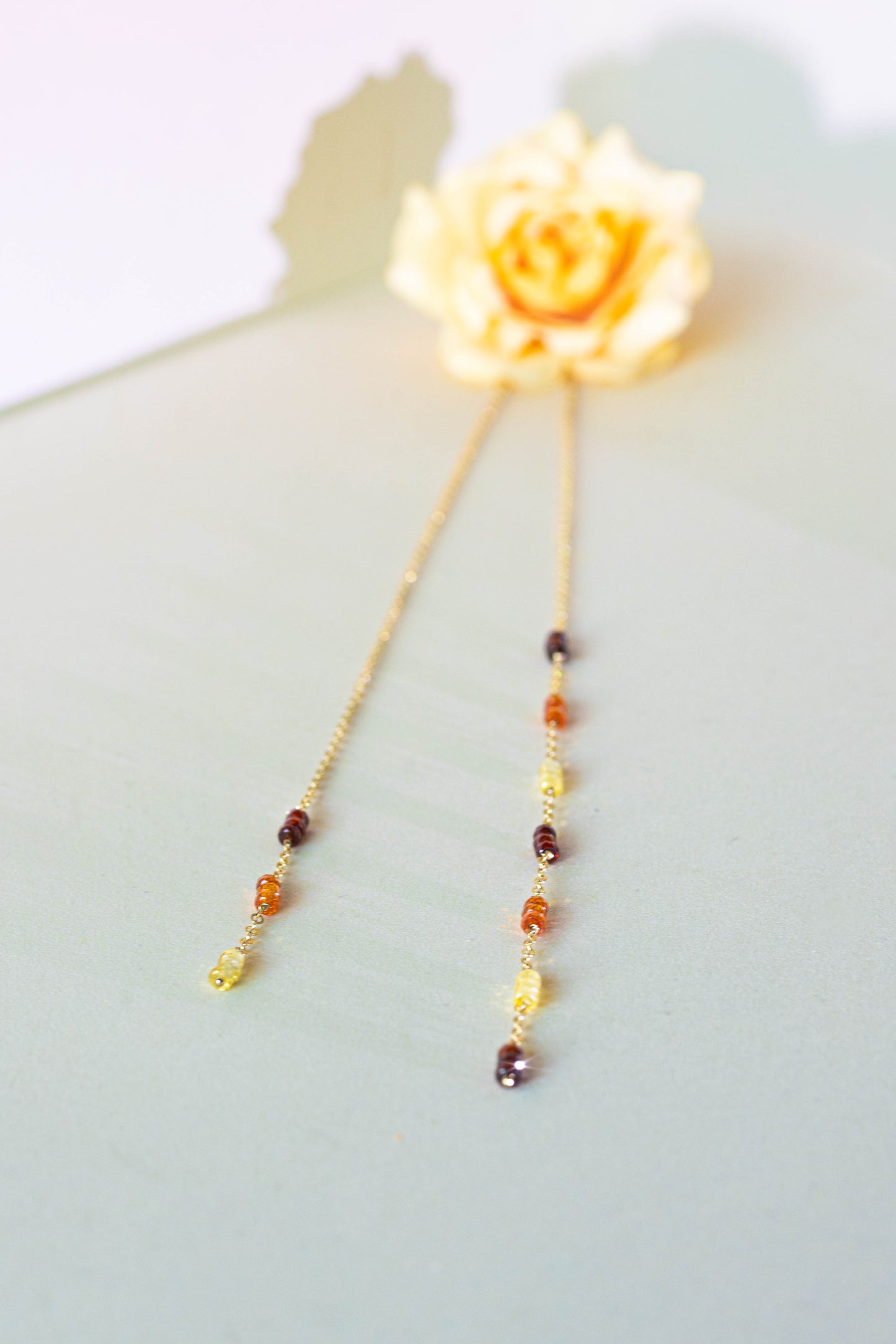 Collier Cravate et pierres colorées