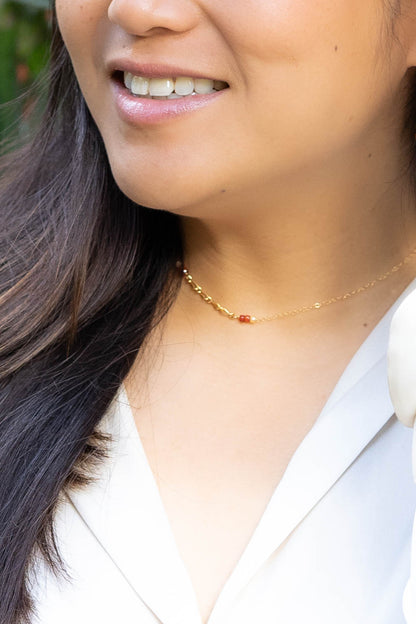 Collier court et pierres colorées