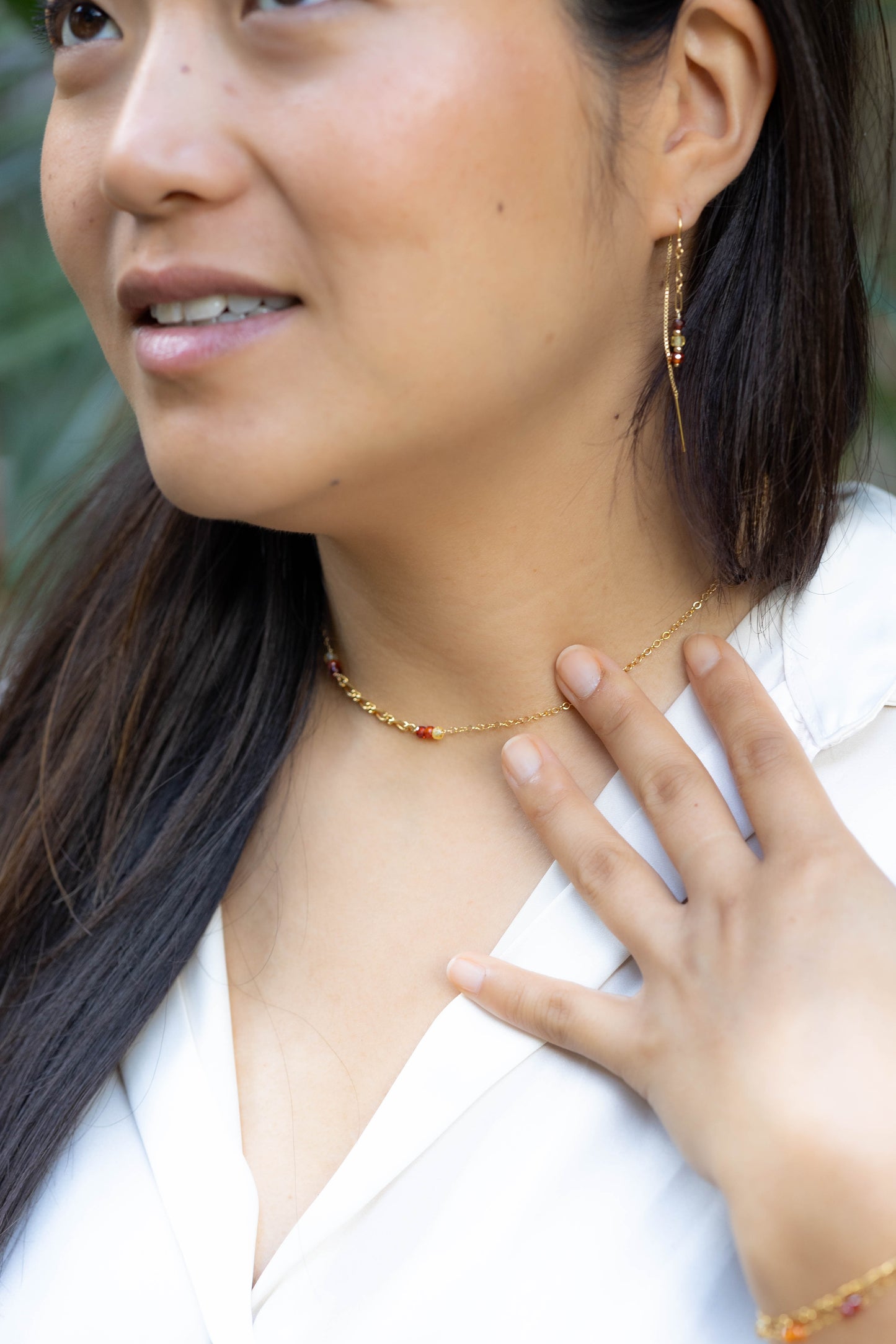 Collier court et pierres colorées