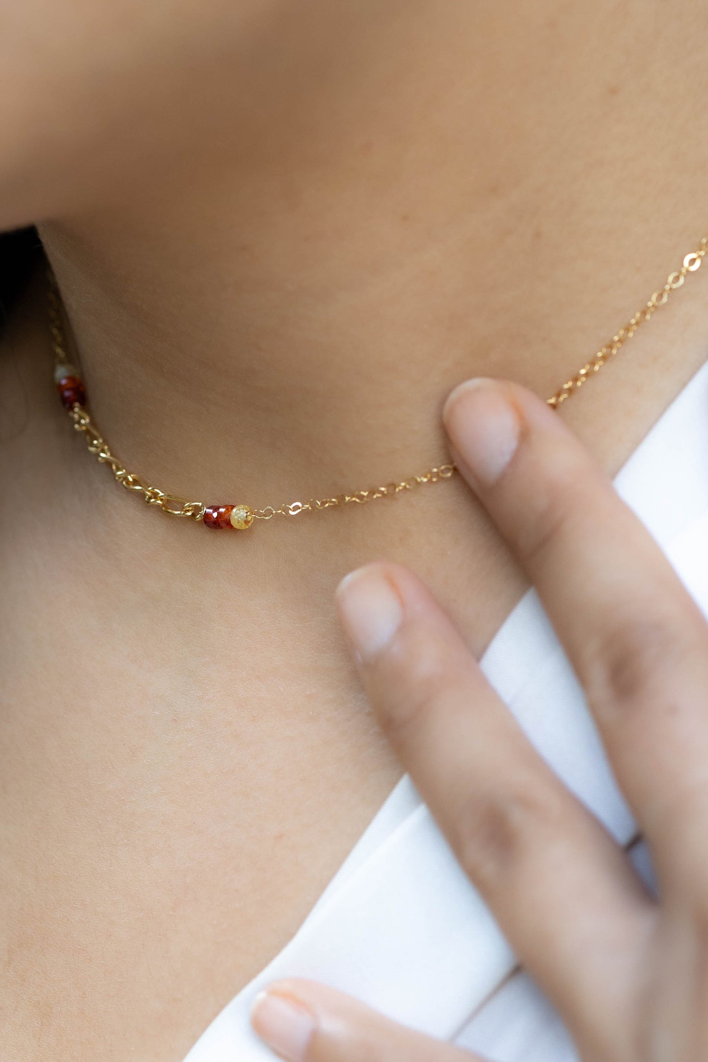 Collier court et pierres colorées