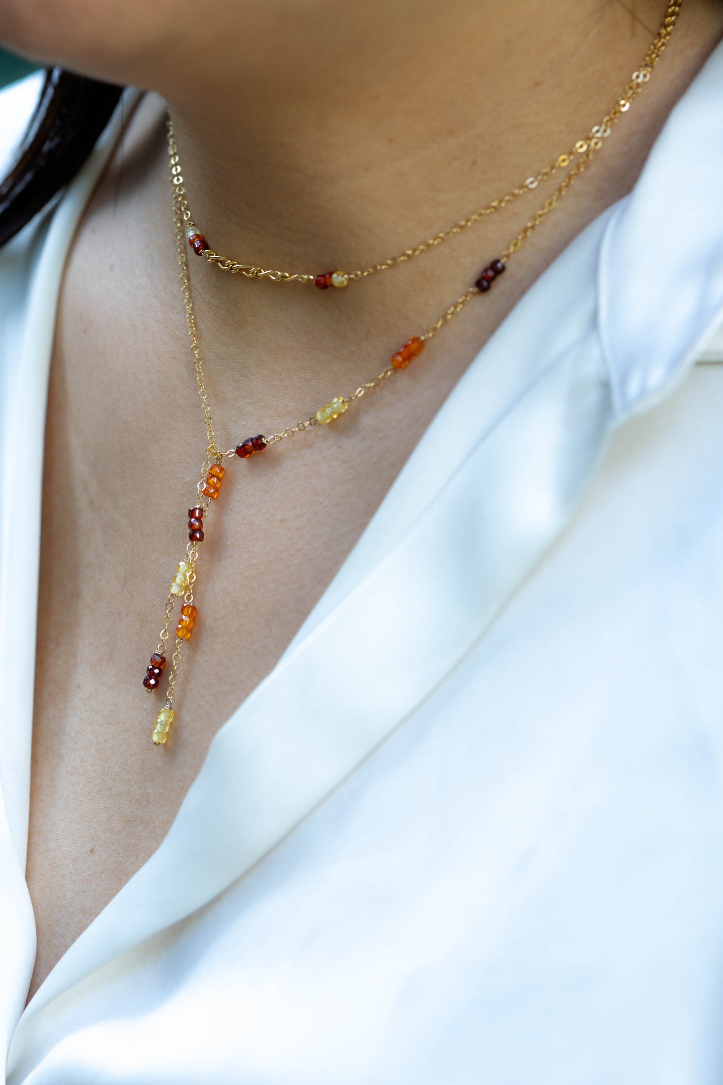 Collier court et pierres colorées