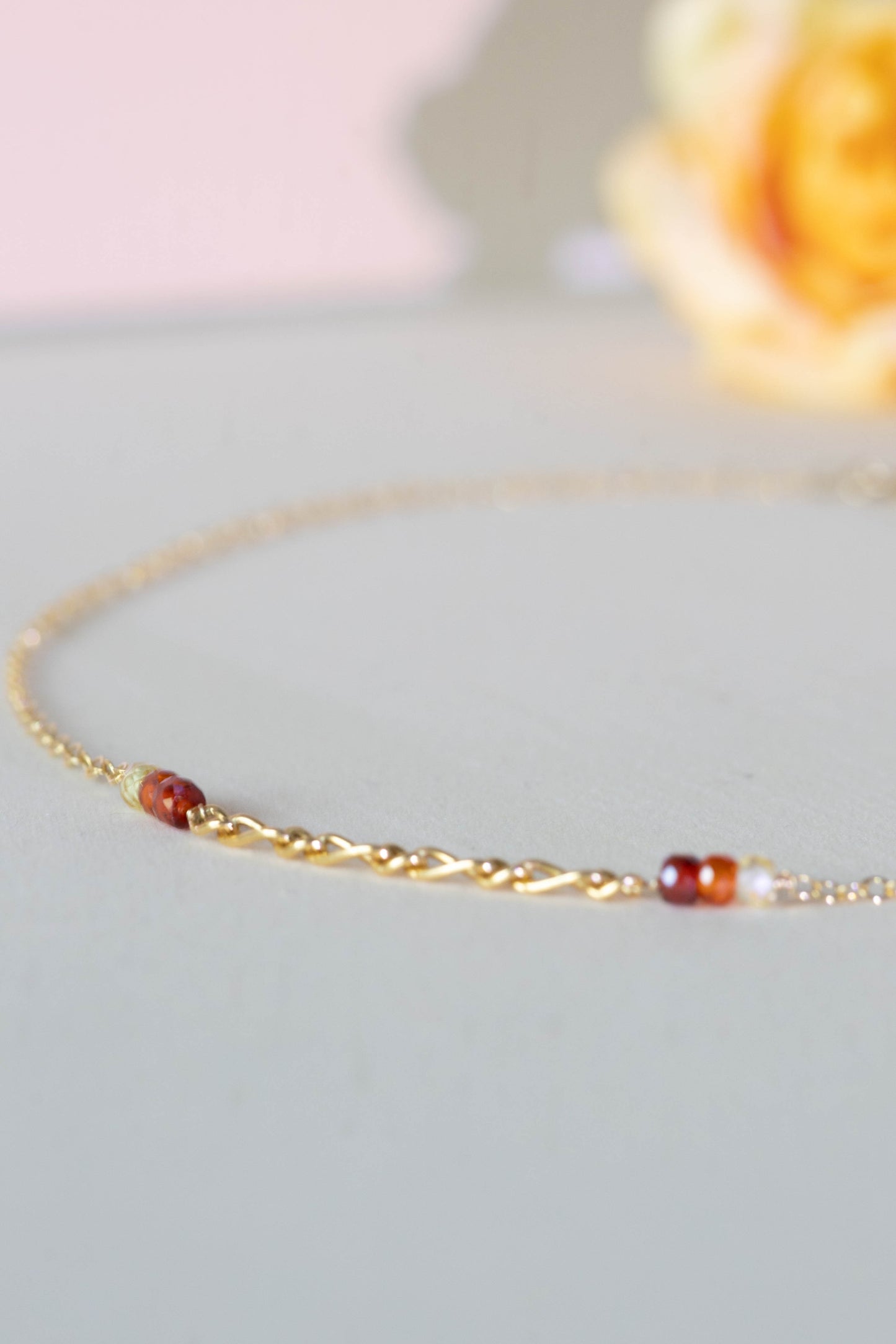 Collier court et pierres colorées