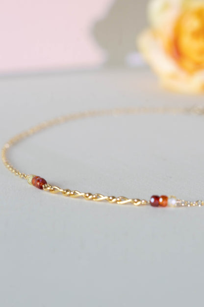 Collier court et pierres colorées