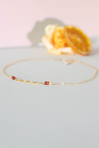 Collier court et pierres colorées