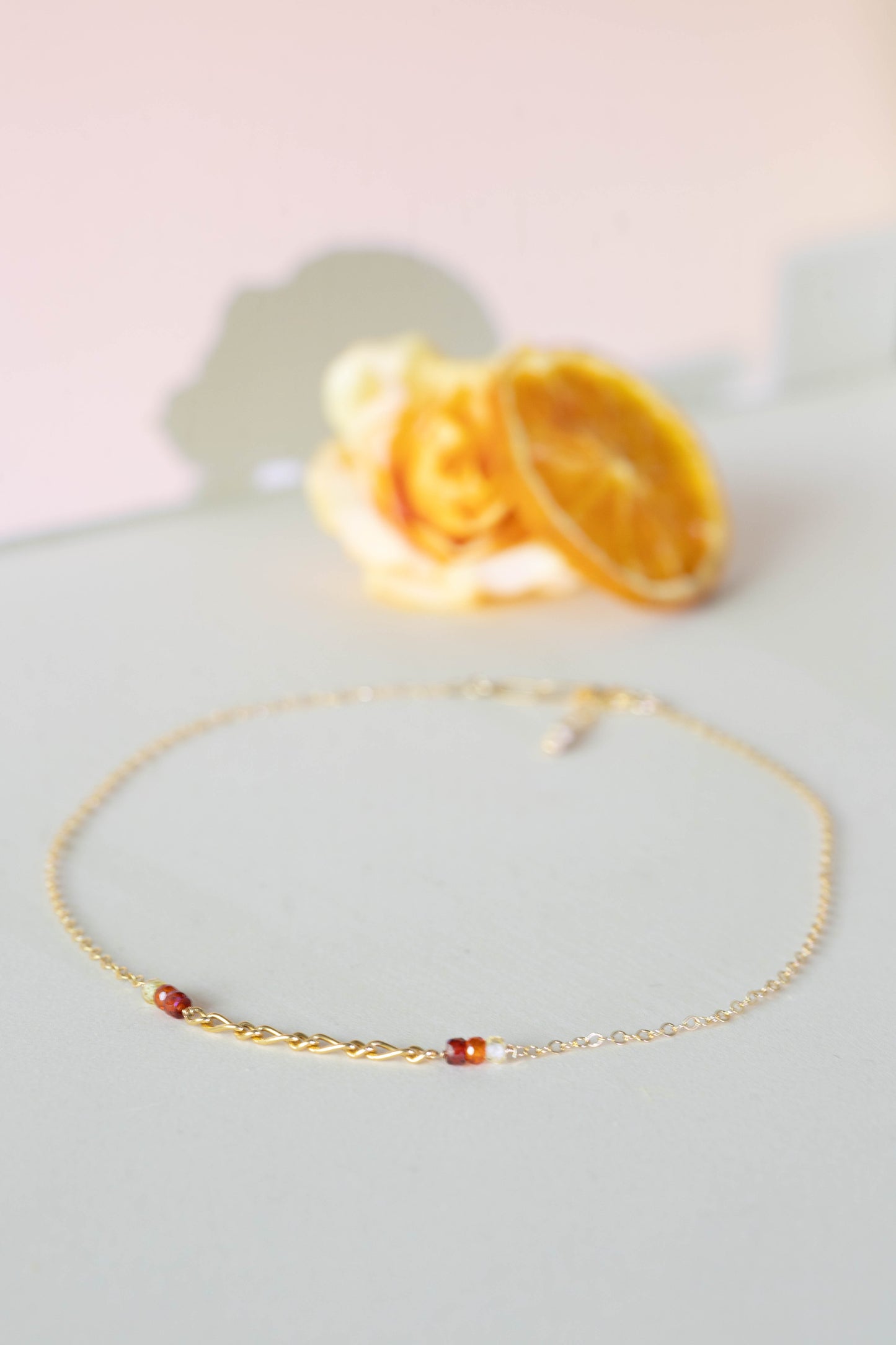 Collier court et pierres colorées